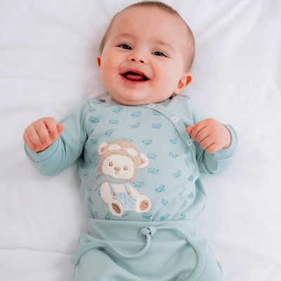 Bebê usando produto Korte Rekorte em ambiente natural